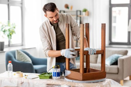 Les meilleures techniques pour décaper efficacement une chaise en bois
