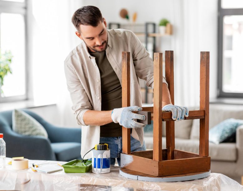 Les meilleures techniques pour décaper efficacement une chaise en bois