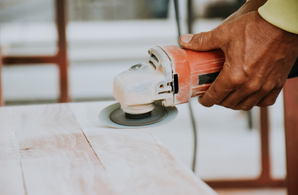 Les techniques pour décaper une chaise en bois